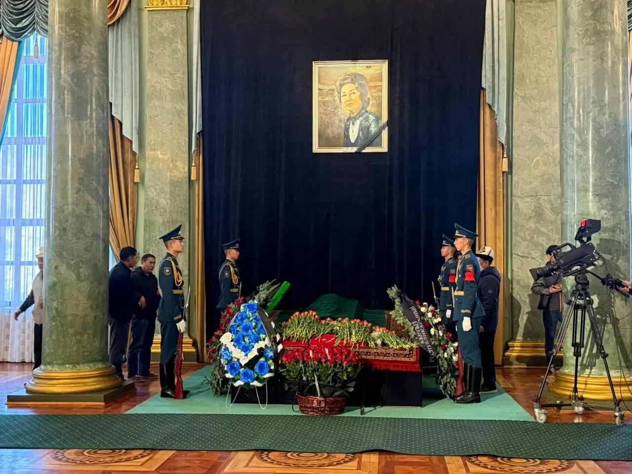 В Бишкеке простились с выдающейся оперной певицей Кайыргуль Сартбаевой