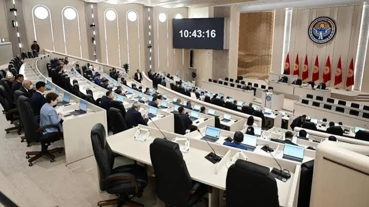 Почему все хотят стать депутатами: ради служения народу или власти?